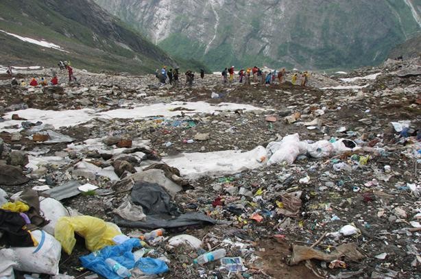 Los científicos alertan que el Everest se ha convertido en un gran vertedero de basura 8zhf